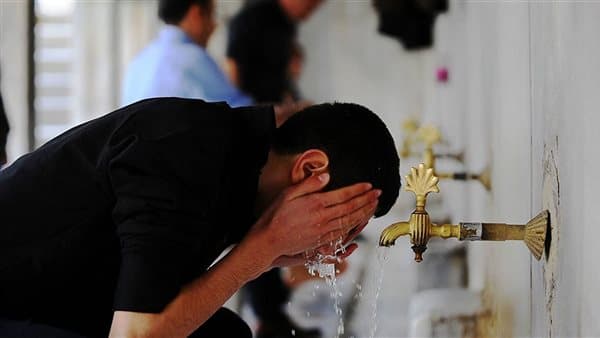 حكم الاكتفاء بالاغتسال قبل الجمعة