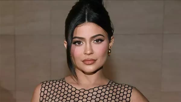 كايلي جينر تكشف سر تثبيت حواجبها