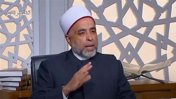 Is it permissible for a sick person to pray sitting on a chair? Scholar explains the correct method in this video