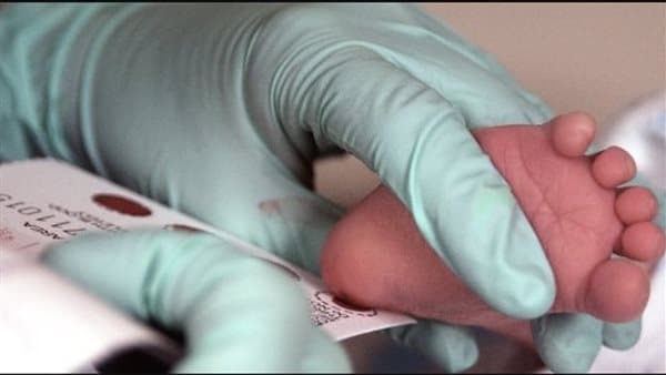 طفل حديث الولادة يُعثر عليه بالمستشفى والتحقيقات تكشف تورط سيدتين