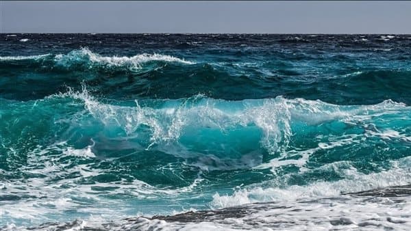 Heatwave with 8m waves on beaches
