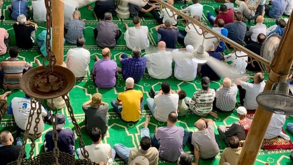 مساجد مصر تناقش الرشوة وتأثيرها على المجتمع