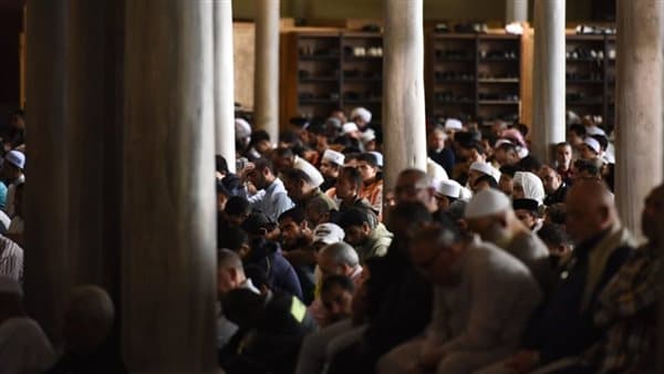 هل يصح إمامة غير الخطيب في الجمعة