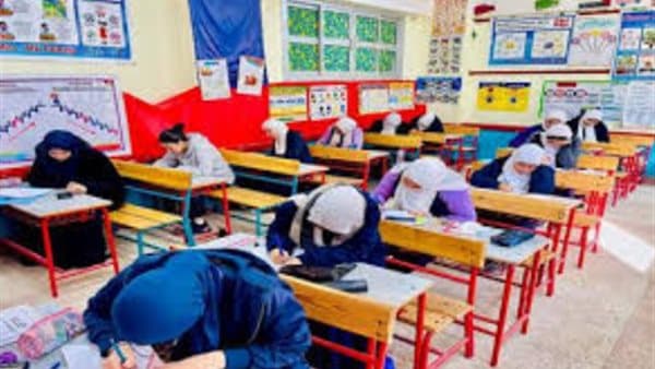 طلاب سوهاج يؤدون امتحان الثانوية العامة