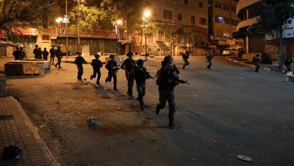 جيش الاحتلال يعتقل فلسطينيين بمستشفى نابلس