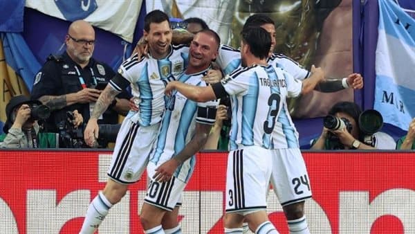 Messi gives gifts to Argentina players