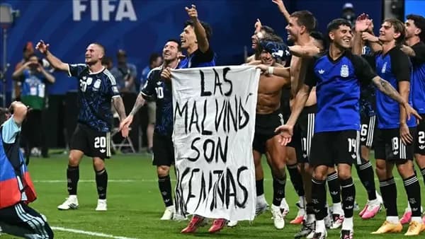مطالب بانسحاب إنجلترا من الفيفا