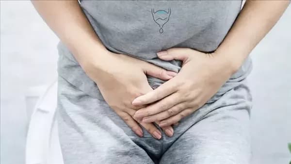 هل نزول البول مع الكحة أو العطس عند النساء أمر طبيعي؟ استشاري يوضح الحقيقة