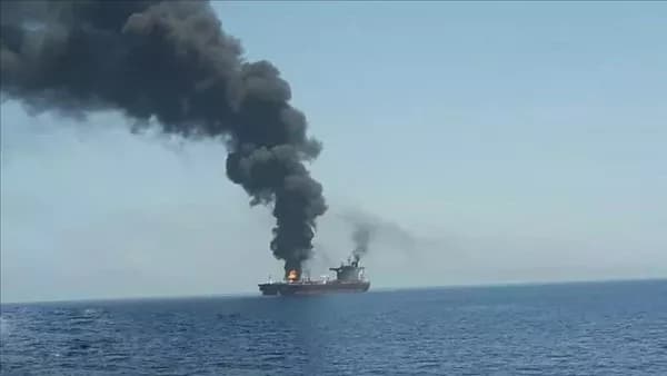 الحرس الثوري يعلن عن انفجار ناقلتي نفط واندلاع النيران فيهما أثناء محاولتهما عبور مضيق هرمز الملقّم بالألغام