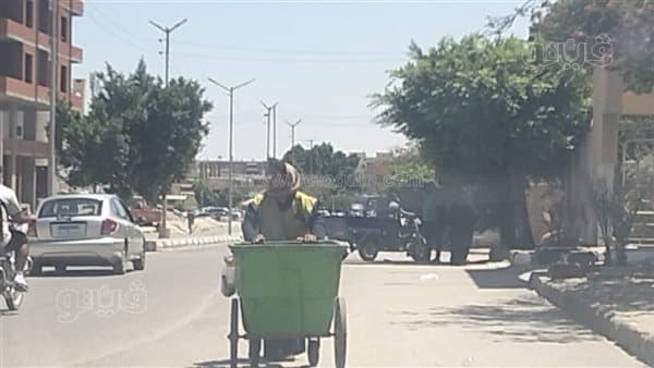 Sanitation workers in Ismailia face 40°C heat