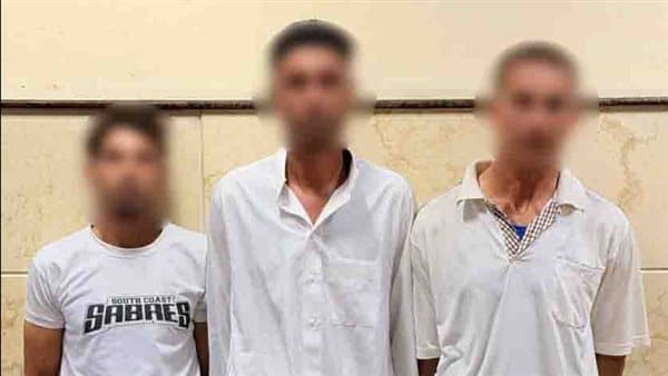 ثلاثة عمال يعتدون على موظف ويحطمون سيارته بالبحيرة