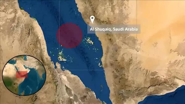السفينة البريطانية تتعرض لإصابة وحرائق في البحر الأحمر