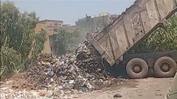 أهالي السنطة بالغربية يغلقون أمام سيارت القمامة