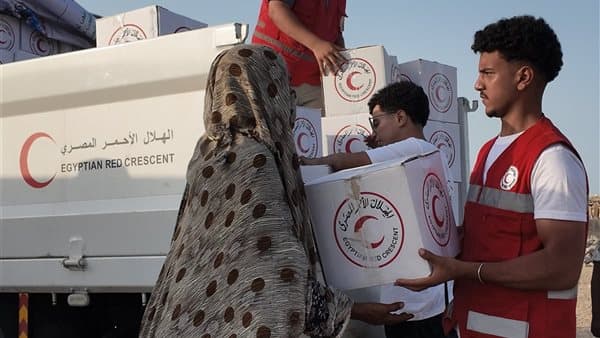 قافلة الهلال الأحمر تساعد أهالي شلاتين