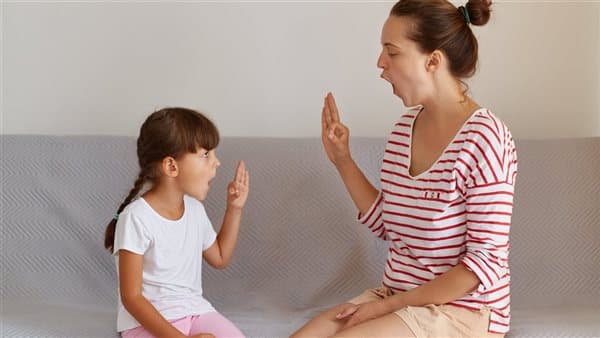 أسباب وعلاج الإيكولاليا عند الأطفال