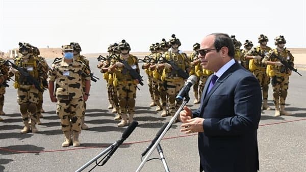 السيسي يروّج لمكافحة التطرف واستقرار البلاد