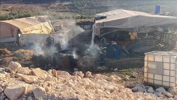 مستوطنون يهاجمون قرية ويحرقون مسجدا بنابلس