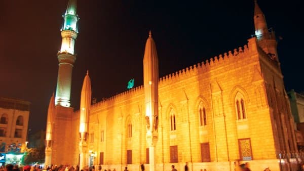 توقيت أذان العشاء في القاهرة اليوم