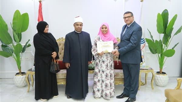 محافظ قنا يكرم أوائل المعاهد الأزهرية