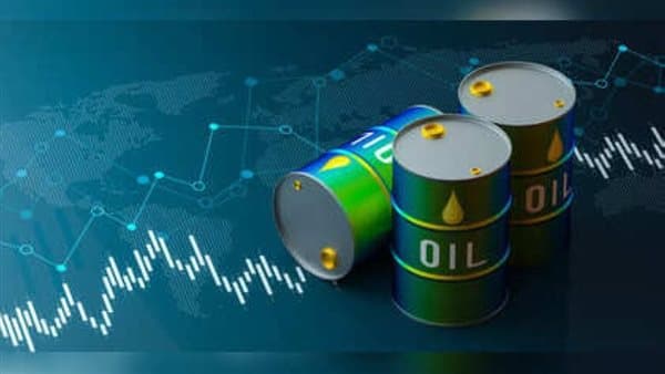 أسعار النفط تتراجع عالميا بنسبة 0.76%