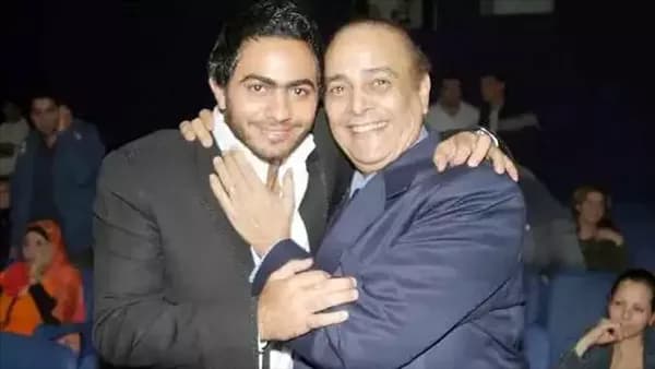 تامر حسني يطلب الدعاء لوالده