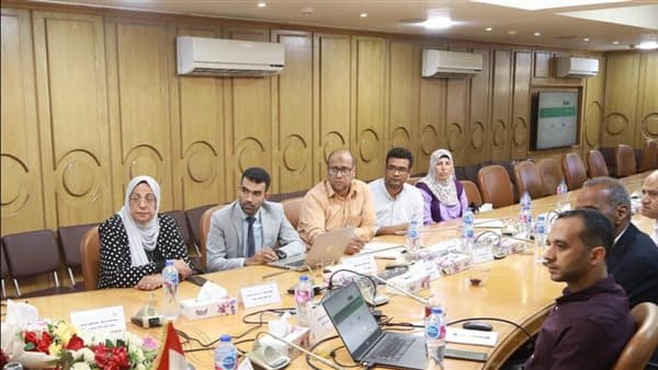 محافظ قنا يعرض نتائج الدورة الرابعة للمبادرة الخضراء