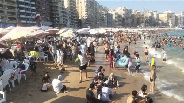 محافظ الإسكندرية يعلن ازدحام شواطئ الشرق