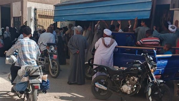أهالي فرشوط بقنا يشتكون من شباك واحد لشحن الكروت