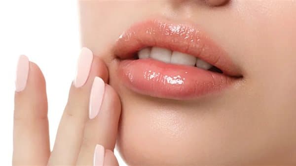 طرق طبيعية للحفاظ على شفاة ناعمة ووردية
