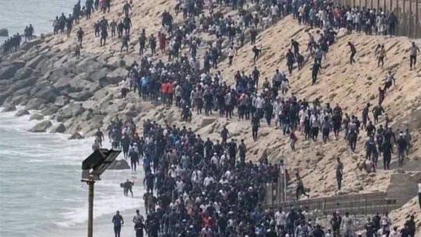 وزير الداخلية الإسباني: 72 ألف مهاجر دخلوا سبتة وعاد 70 ألف للمغرب