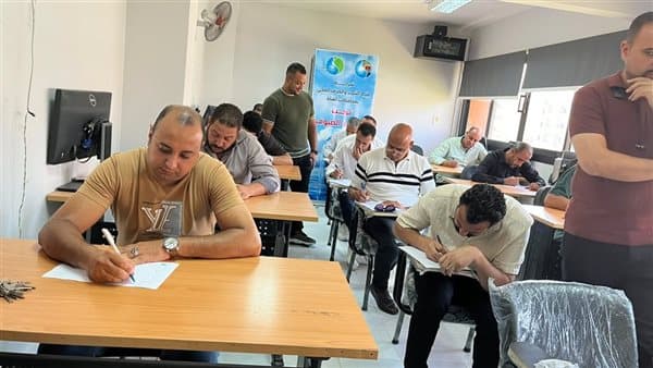 رئيس مياه القناة يراجع وضع العاملين الحاصلين على مؤهلات عليا
