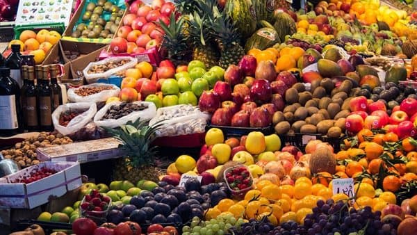 أسعار الفاكهة اليوم انخفاض البلح وارتفاع الرمان والكمثرى
