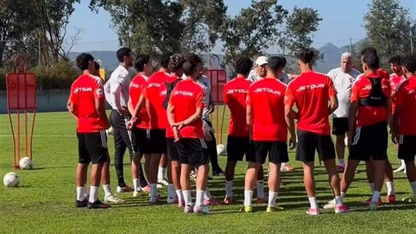 الأهلي يبدأ تدريبه الأول في إسبانيا قبل مواجهة برشلونة