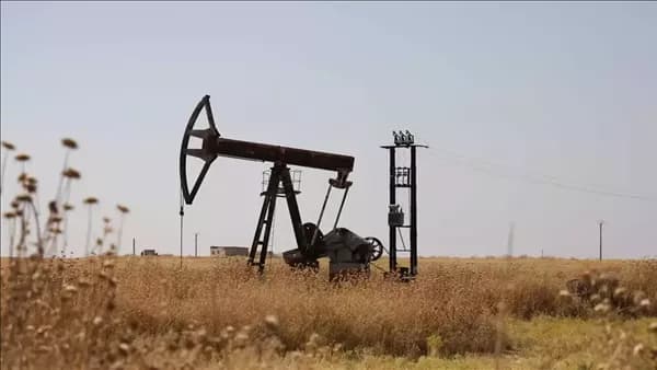 Oil holds gains amid Strait reopening doubts
