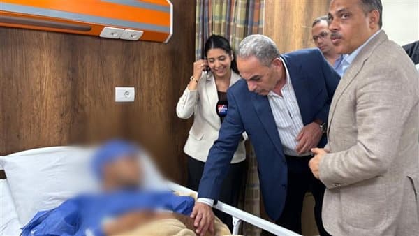 محافظا الإسماعيلية والشرقية يراجعا حالات المصابين في حادث الدواويس