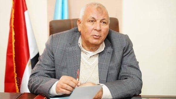 محافظ مطروح يفرض حاويات قمامة على المحلات