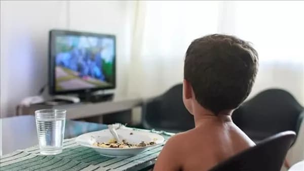 Risks of leaving children by TV during meals