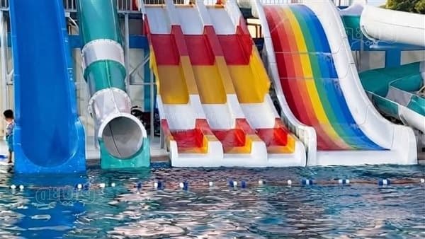 رفع علم المثليين على لعبة أطفال في حمام سباحة يثير الجدل