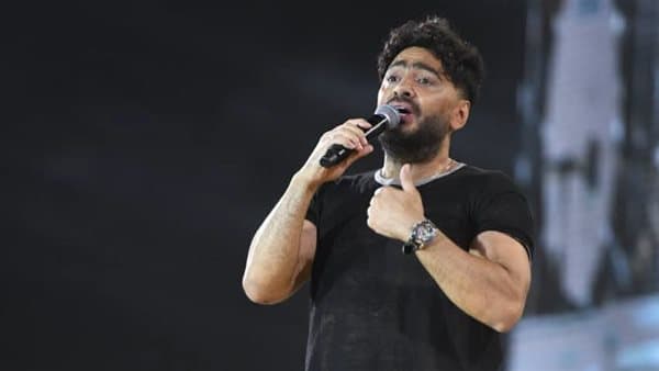 تامر حسني يعتلي المسرح بعد وفاء والده