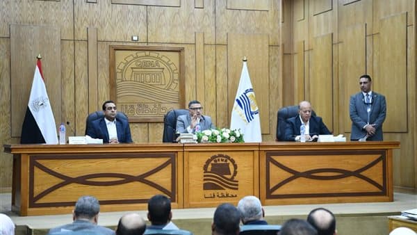 محافظ قنا يتفاعل مع شكاوى المواطنين ويعالج 205 طلبات