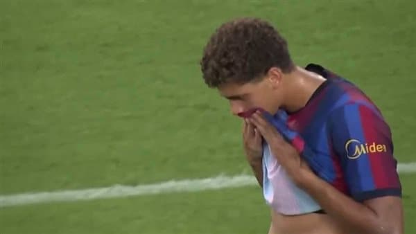 برشلونة يتفوق على الأهلي بهدفين في الشوط الأول