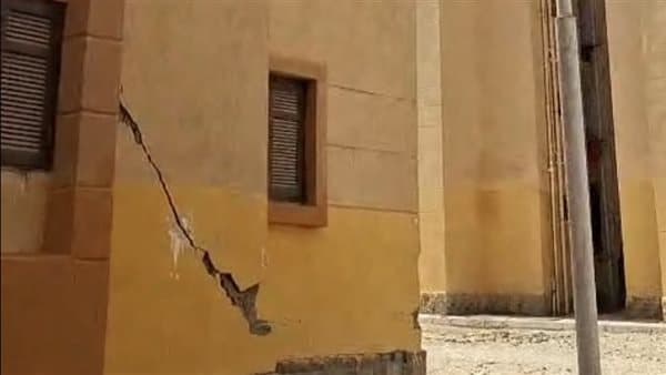 تشققات في عمارات الإسكان بنقادة