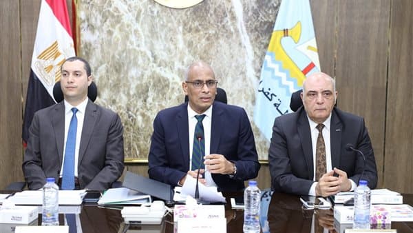 محافظ كفر الشيخ يكرم شهيد حرب 67 على مدرسة ببيلا