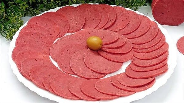 مخاطر تمنع تقديم اللانشون للأطفال