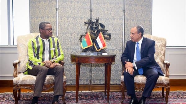 وزير الخارجية يبحث تعزيز التعاون مع بوركينا فاسو
