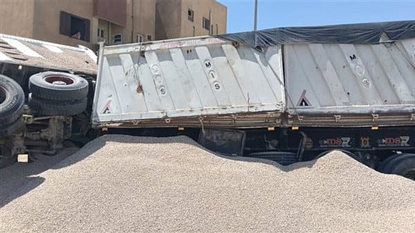 حادث غير متوقع على دائري المنيا  
سيارة نقل تقتحم منزلًا