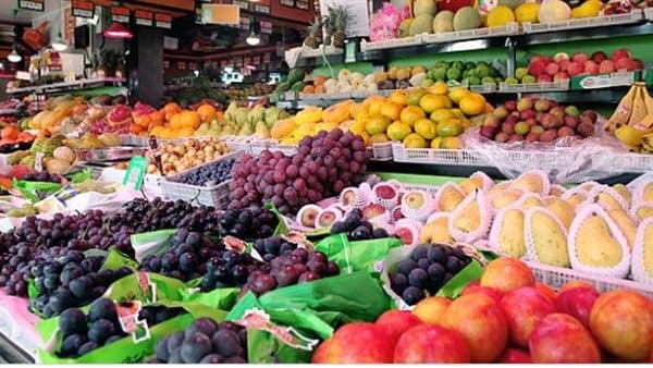 Fruit prices today: red grapes fall, Barhi dates rise