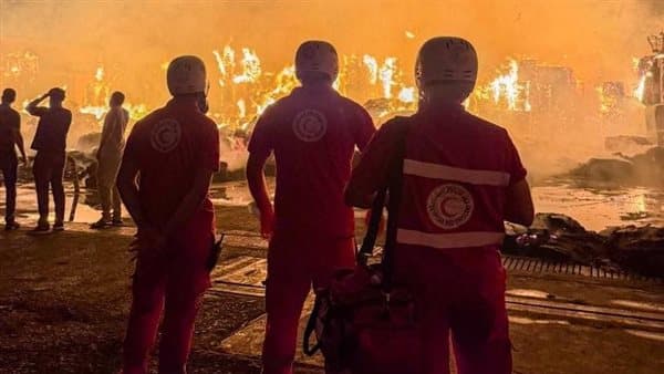الهلال الأحمر يقدم مساعدة للمصابين بحريق مصنع كرتون بالعبور