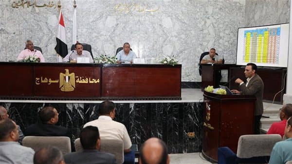 محافظ سوهاج يناقش تنفيذ منظومة التقنين