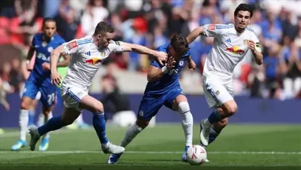 Leeds leads Chelsea in Carabao Cup